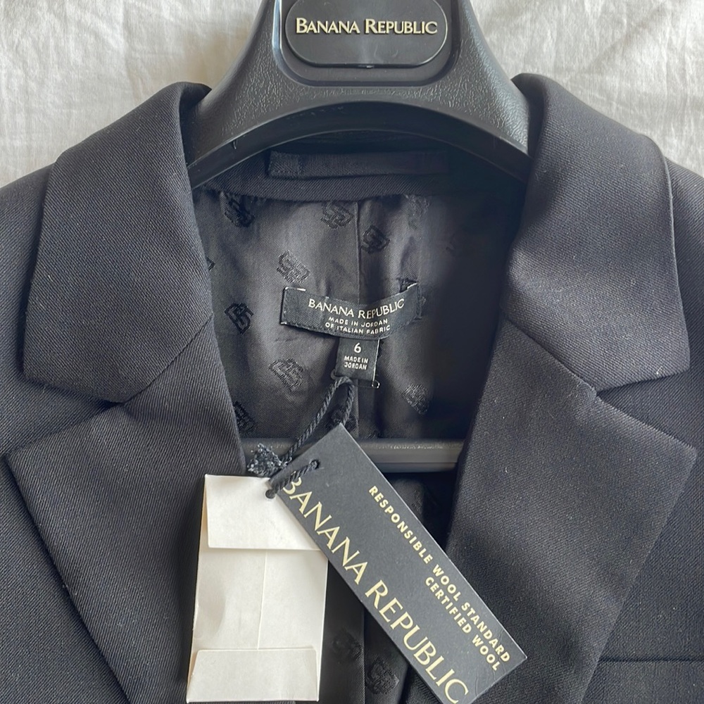 NWT!!!! Women’s Banana Republic Black blazer, Size 6